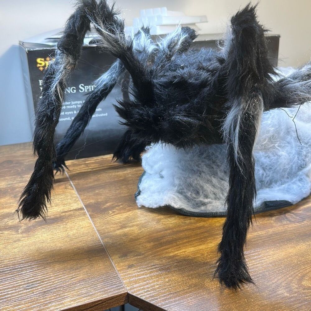 Spirit Halloween Black‎ Jumping Spider 01116706 24” Decor USE ONLY DOESNT WORK
